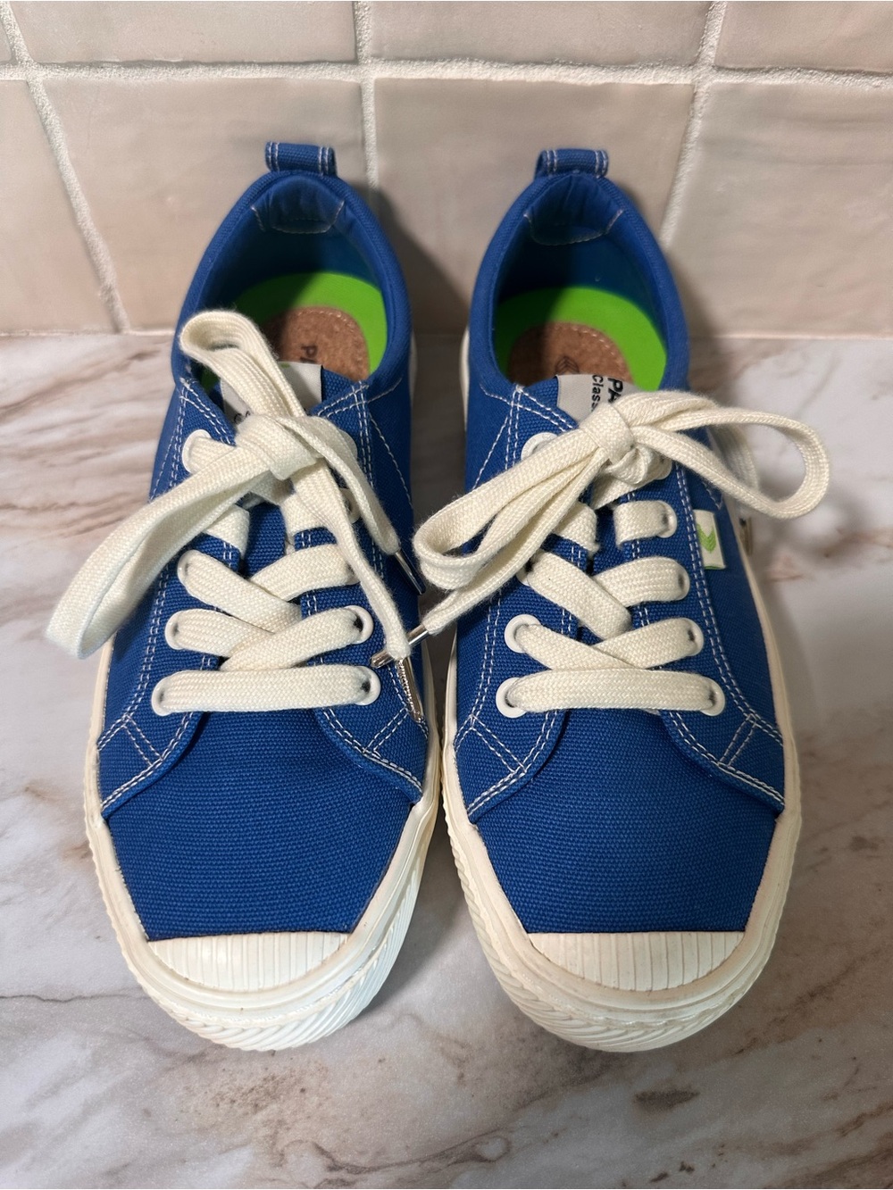 Cariuma OCA Low (Pantone Classic Blue) canvas sneakers. Size 6.5